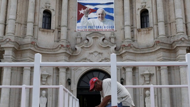 Trabalhador ajeita carpete na Catedral de Havana, onde Francisco celebrará missa