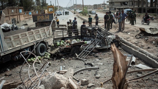 Caminhão de um vendedor de legumes e frutas que passava pelo local onde um carro-bomba foi detonado por um militante do grupo Estado Islâmico