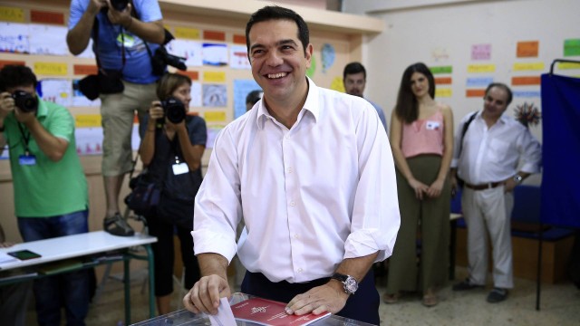 O ex-primeiro-ministro Alexis Tsipras, líder do partido Syriza, no momento em que colocava seu voto na urna. Primeiros números oficiais dão vitória ao Sryza com 35% dos votos