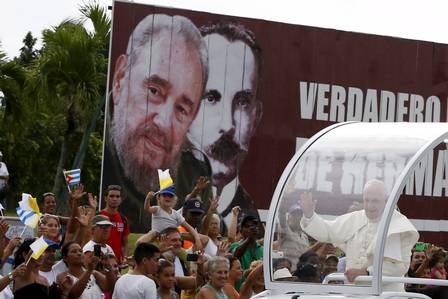 Papa Francisco acena para multidão em Cuba
