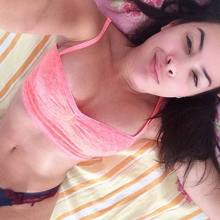Ring Girl do UFC Camila Oliveira faz selfie só de calcinha ao acordar e post bomba com elogios
