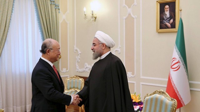 Diretor-geral da Agência Internacional de Energia Atômica (AIEA), Yukiya Amano (esq.), se encontra com o presidente do Irã, Hassan Rohani, em Teerã