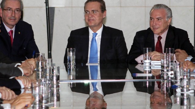 O vice-presidente Michel Temer ao lado dos presidentes do Senado, Renan Calheiros, e da Câmara, Eduardo Cunha
