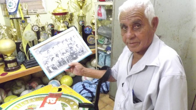 O treinador de futebol Casemiro Correia Araujo, o Miroca, de 76 anos