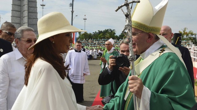 Argentina's President Cristina Fernandez de Kirchner, next to Cuba's President Raul Castro (back L), greets Pope Francis after a mass in Havana's Revolution Square in Cuba, September 20, 2015. REUTERS/Argentine Presidency/Handout via Reuters ATTENTION EDITORS - THIS PICTURE WAS PROVIDED BY A THIRD PARTY. REUTERS IS UNABLE TO INDEPENDENTLY VERIFY THE AUTHENTICITY, CONTENT, LOCATION OR DATE OF THIS IMAGE. THIS PICTURE IS DISTRIBUTED EXACTLY AS RECEIVED BY REUTERS, AS A SERVICE TO CLIENTS. FOR EDITORIAL USE ONLY. NOT FOR SALE FOR MARKETING OR ADVERTISING CAMPAIGNS.