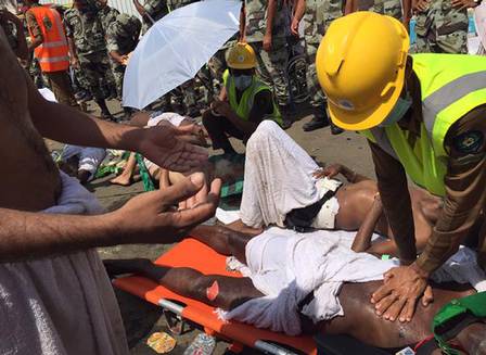 Funcionários da Defesa Civil atendem os feridos após a confusão