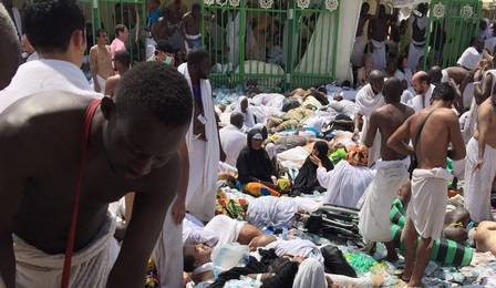 Muçulmanos se reúnem ao lado de feridos e mortos após a confusão