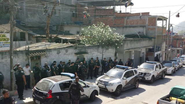 Policiais civis fazem ação na Vila Cruzeiro