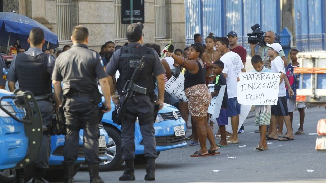 Policiais são hostilizados no velório de Herinaldo Vinícius, de 11 anos, no Cemitério do Caju