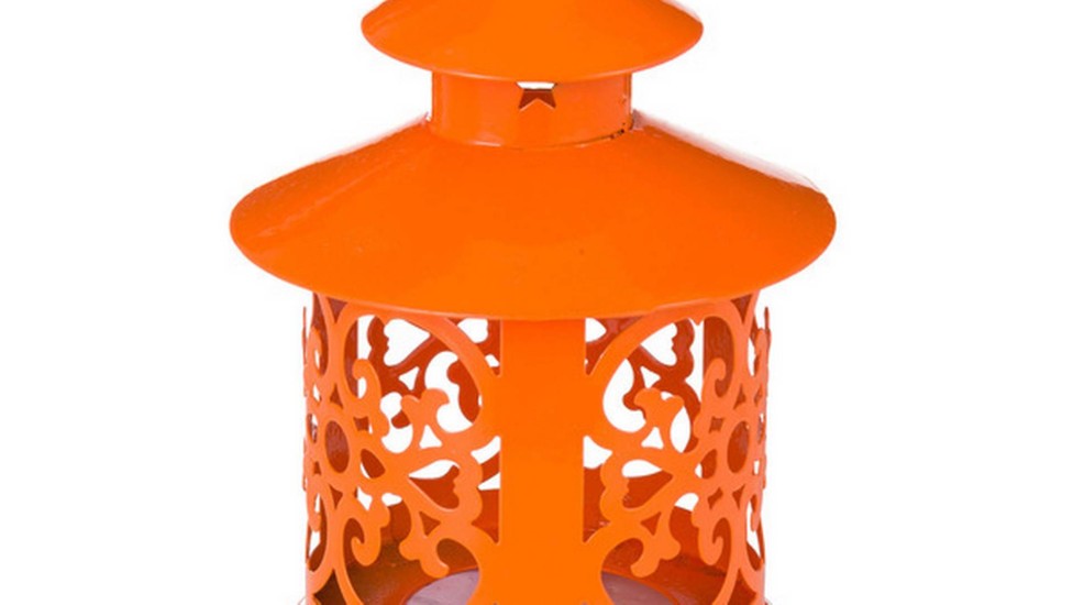 Para deixar a casa ou jardim mais aconchegante, a lanterna marroquina laranja de 13 cm (2) é encontrada na Leroy Merlin por R$ 22,90.