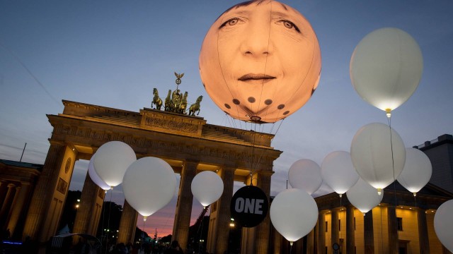 Desconfiança. Desenho de Merkel é exposto em balão no Portão de Brandembugo: chanceler alemã é alvo de críticas