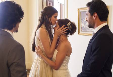 Angel (Camila Queiroz) omitiu para Carolina (Drica Moraes) o romance com Alex (Rodrigo Lombardi)