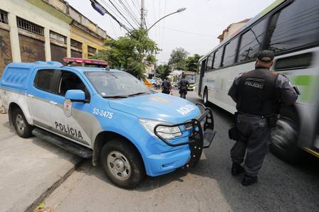 Policiais fazem blitz na Rua Lino Teixeira no Jacaré para coibir arrastões