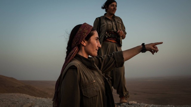 No front. Militante do PKK indica posição do EI que separa o grupo curdo dos militantes extremistas, a alguns quilômetros de Camp Makhmour: igualdade de gênero é um dos pilares