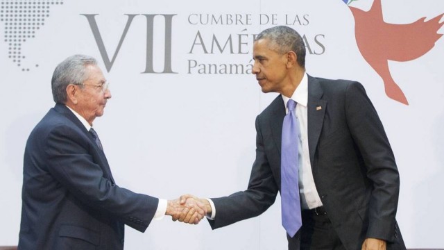 Raúl Castro e Obama em encontro histórico na Cúpula das Américas, que selou retomada de relações diplomáticas dos países