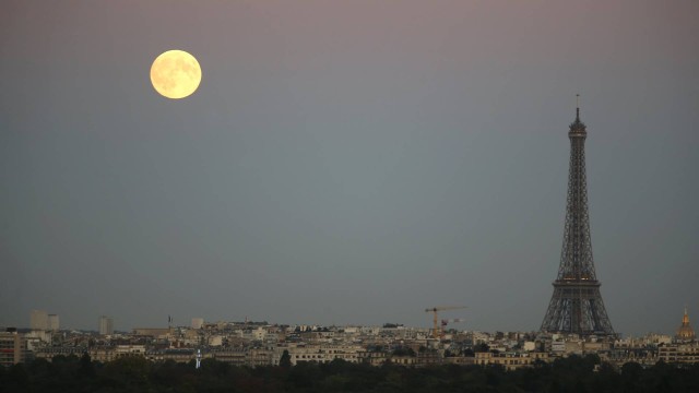 Em Paris, na França, o eclipse da superlua começa às 2h11 da madrugada de segunda-feira