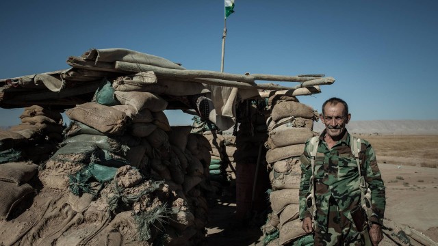 No front. Soldado Peshmerga vigia campo de batalha contra na fronteira com o Estado Islâmico, a 17km de Makhmour.