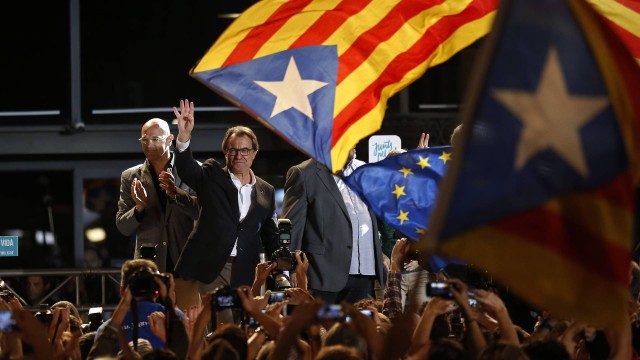 Limbo jurídico: Mas é recebido com bandeiras da Catalunha e da UE