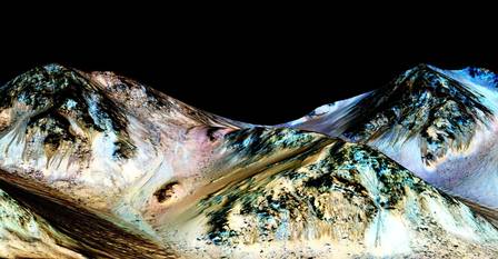 Linhas que aparecem e somem em montanhas marcianas são formadas por água salgada escorrendo, indica novo estudo