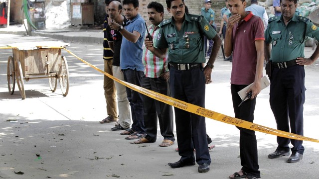 Policiais de Bangladesh no local em que ajudante humanitário foi assassinado supostamente por integrantes do Estado Islâmico