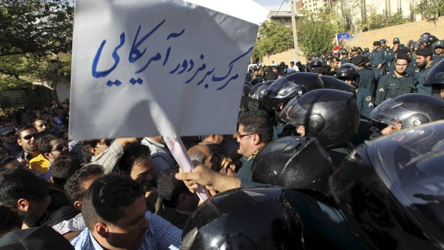 Manifestantes iranianos protestam contra tragédia do lado de fora da embaixada saudita em Teerã