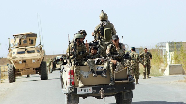 Forças afegãs chegam à cidade de Kunduz para reforças combate contra rebeldes do Talibã
