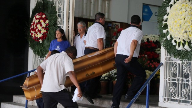 Corpo do menino chegou no cemitério São João Batista, na Zona Sul do Rio