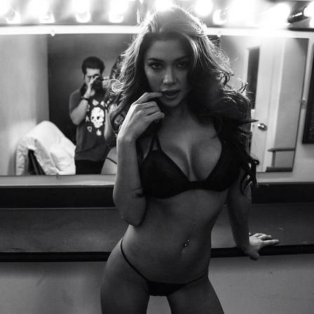 Ring girl mais famosa do UFC, Arianny Celeste faz fotos sensuais e publica nas redes sociais