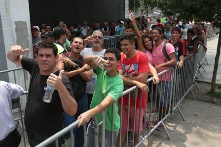 Torcedores do Flamengo encaram longa fila para comprar ingressos do jogo contra o Joinville