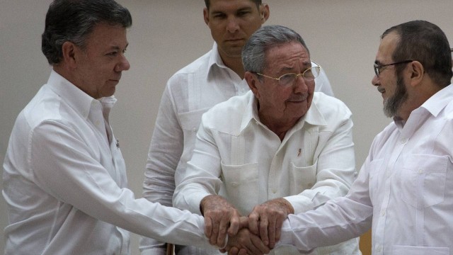 O presidente de Cuba, Raúl Castro, intermedia o acordo de paz entre o presidente colombiano, Juan Manuel Santos, e o líder das FARC, Timoleon Jimenez