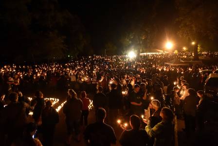 Centenas de pessoas se reuniram na noite desta quinta-feira para rezar pelas vítimas do ataque na universidade.