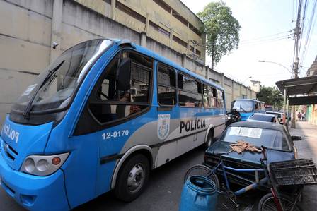 Presos são transferidos para presídio em Niterói, no Rio