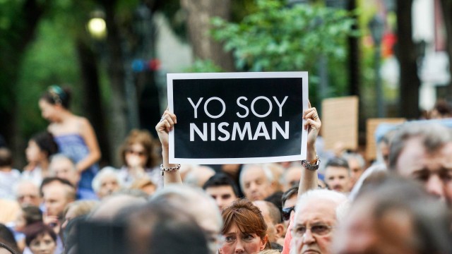 Cartaz em apoio a Alberto Nisman: promotor foi encontro morto em sua casa em janeiro deste ano