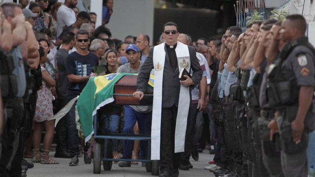 Enterro do policial militar Alyson Leonardo Alves, no Cemiterio de Irajá