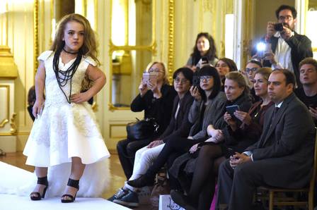 Modelo anã desfila na Semana de Moda de Paris