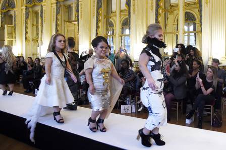 Modelos anãs desfilam na Semana de Moda de Paris