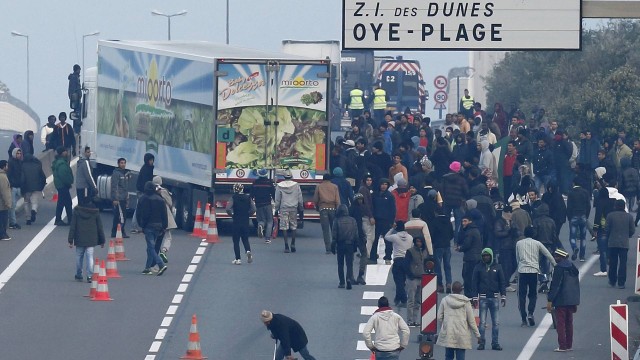 Dezenas de imigrantes são retirados do terminal francês do Eurotúnel no porto de Calais