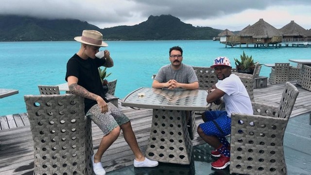 Aposentado do boxe, Floyd Mayweather passa férias ao lado de Justin Bieber em Bora Bora