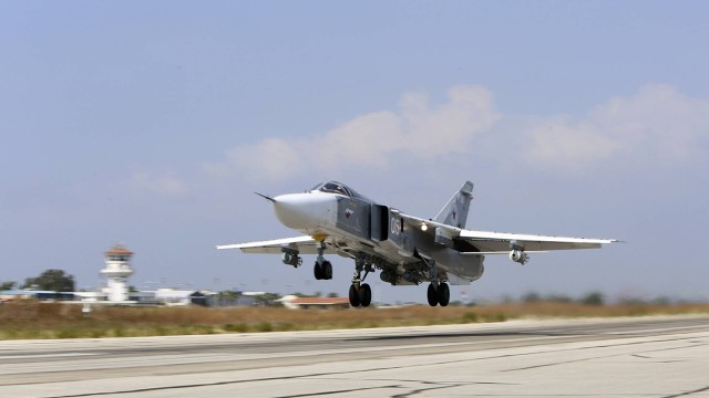 Jato russo decola na base aérea Hmeimim, na Síria. Rebeldes opositores a Assad querem aliança contra Rússia e Irã no país
