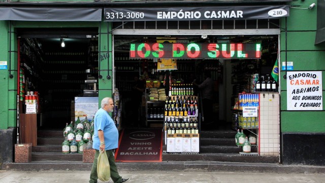 Fachada de loja da Zona Cerealista, na rua Santa Rosa, bairro paulistano do Brás: lojas tiveram que se adaptar em tempos de dólar alto