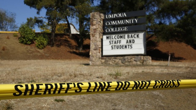 Polícia interdita entrada da Umpqua Community College, após tiroteio. Atirador deixou mensagem antes de cometer o atentado