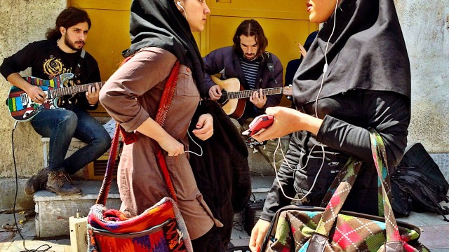 Mulheres caminham pelas ruas do Teerã símbolos de moda ocidental