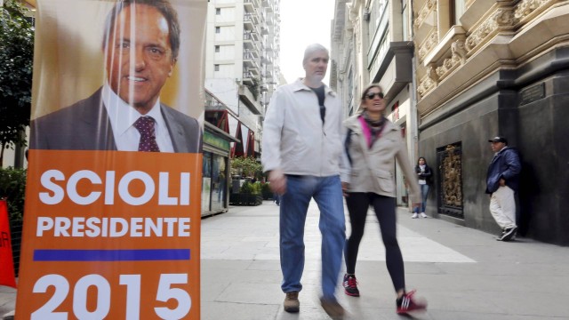 Cartaz eleitoral de Scioli em Buenos Aires. Pesquisas eleitorais dividem cenário político na Argentina