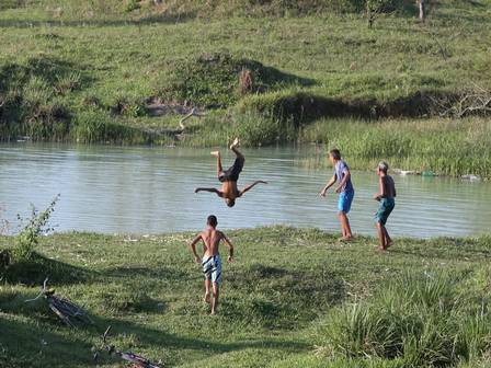Adolescentes pulam na Lagoa Azul, onde Fabiano morreu afogado