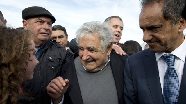 Daniel Scioli e Jose Mujica visitam centro rural na província de Buenos Aires. Entre os líderes da região, candidato só não se encontrou até agora com Dilma e Maduro
