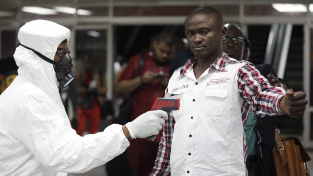 Homem passa por inspeção no aeroporto da Nigéria no ano passado