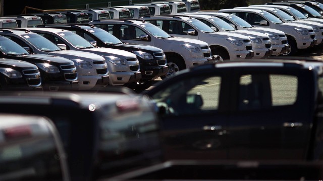 Veículos no estacionamento da General Motors em São José dos Campos: vendas fracas no mercado local