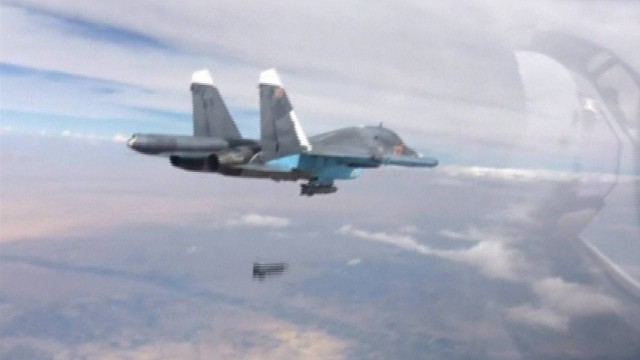 Imagem retirada de vídeo divulgado pelo Ministério da Defesa russo mostra jato lançando bomba no território sírio em 9 de outubro