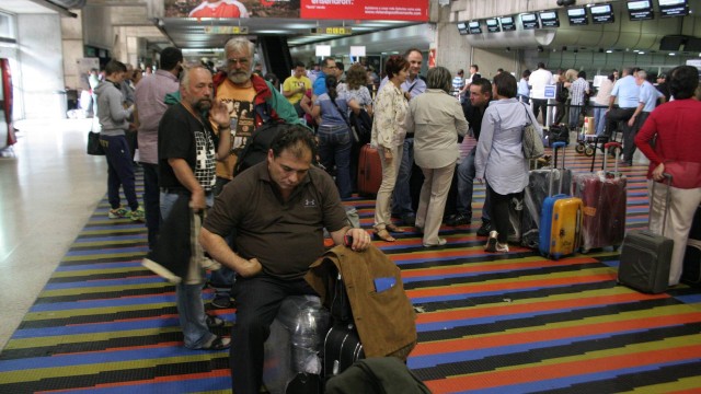 Êxodo em massa. Venezuelanos buscam passagens de última hora para deixar o país: despedidas no aeroporto internacional de Caracas se repetem todos os dias