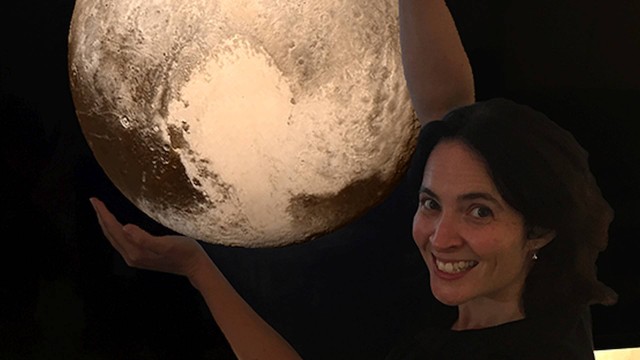 Carly Howett é uma das pesquisadoras da missão New Horizons, que tem revelado detalhes inesperados de Plutão